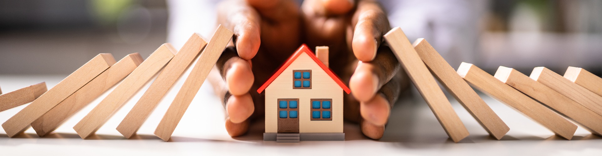 Immobilien Hausversicherung. Domino-Kette Herausforderung