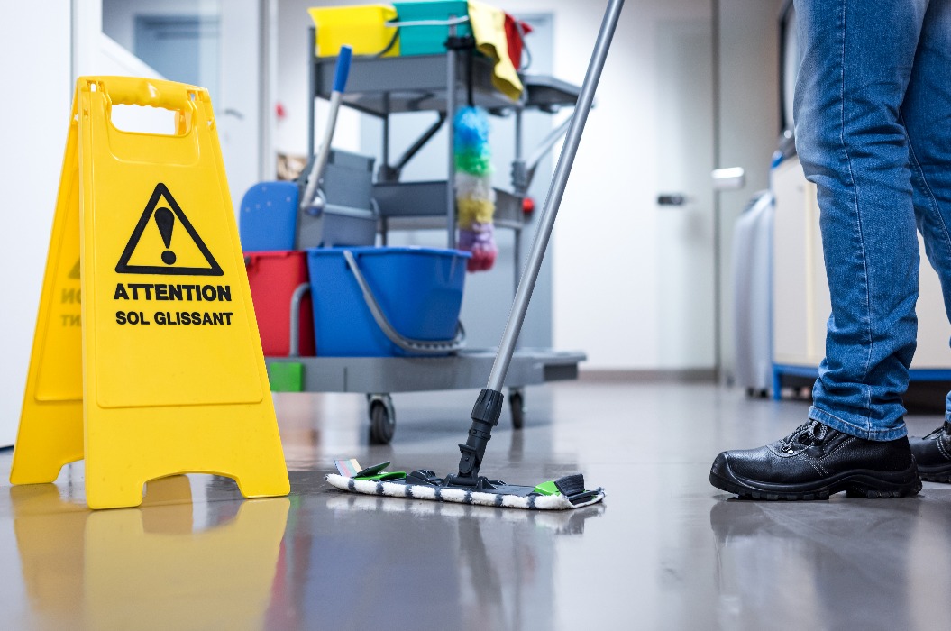Arbeiter Hausmeister Wischen Boden Im Büro mit Wagen